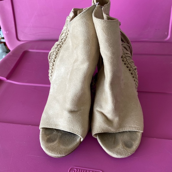 Fringed Heels - Picture 2 of 4